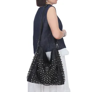 Bolso tote negro estilo punk con tachuelas y calavera, amplio bolso de hombro para mujer vista detalle.