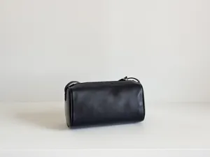 Sac cylindre en cuir noir minimaliste style 90s sac à bandoulière vue détaillée