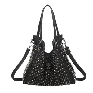 Bolso tote negro de cuero estilo punk gótico con tachuelas metálicas y calavera.