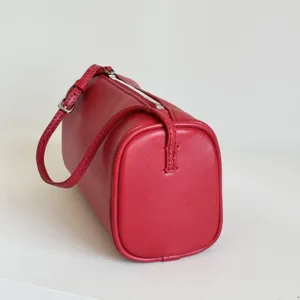Sac baril en cuir rouge pour femme, sac bandoulière minimaliste, sac oreiller élégant.