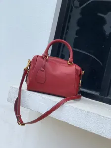 Détail de sac à main Boston en cuir rouge avec texture premium et accessoires en métal.