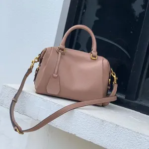 Sac Boston en veritable cuir elegant, sac a main de luxe en cuir pour les femmes.