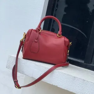 Sac Boston en cuir veritable pour femmes avec poignees superieures et bandouliere.