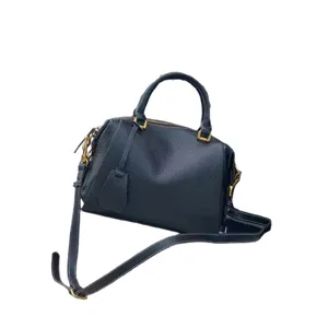 Sac Boston en cuir noir vue principale, sac à main bandoulière élégant pour femmes.