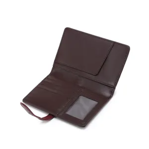 Porta passaporto in pelle marrone con scomparti per carte e cinturino rosso da viaggio.
