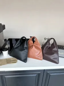 Sac a main en cuir triangulaire cabas poignee superieure mode femme quotidien chic