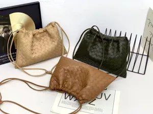 Woven leather crossbody bag casual bucket pouch shoulder bag soft cloud dumpling bag stylish