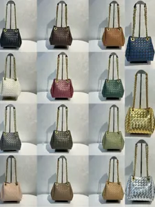 Vue détaillée de sacs seau en cuir tressé à chaîne, présentant de multiples coloris chics.