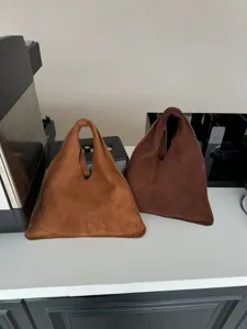 Sac à main triangle en suédine pour femme, élégant cabas marron et sac porté épaule chic.
