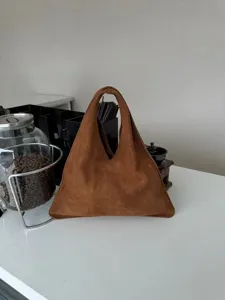 Sac à main triangle en daim marron pour femme cabas fourre-tout vintage minimaliste chic.