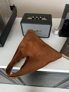 Sac porté épaule triangle en daim marron, sac à main slouchy minimaliste pour femmes.