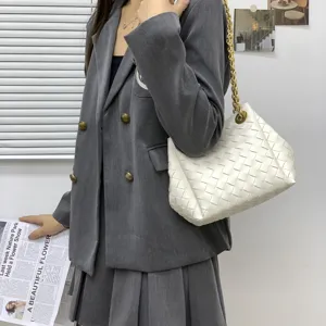 Vue détaillée du sac porté épaule en cuir tressé blanc avec chaîne dorée pour un style chic.