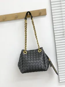 Sac seau en cuir tisse a la main avec chaine sac a main tendance pour les femmes
