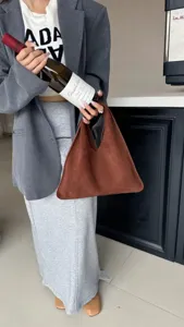 Sac à épaule triangle en suédine marron, sac à main vintage élégant pour femme.