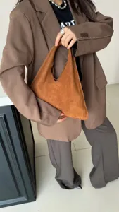 Sac sous les bras triangulaire en daim marron pour femme, sac à main hobo vintage minimaliste.