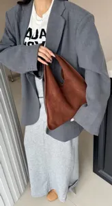 Sac a main hobo souple en daim marron vintage, sac sous les bras triangulaire minimaliste.