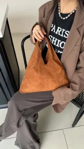 Sac à main triangle en daim marron, sac rétro vintage pour femmes, accessoire élégant chic.