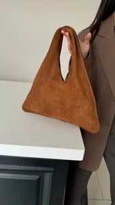 Sac a main epaule hobo en daim marron sac triangle minimaliste style createur de luxe