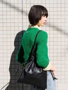 Genuine leather drawstring bucket bag, large capacity fashion shoulder bag for women.