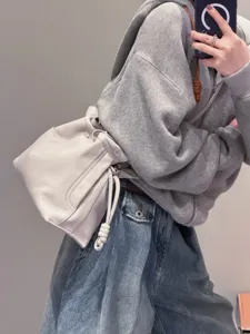 Bolso cubo con cordón de piel vacuna suave, elegante bolso nube de cuero vista detallada.