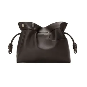 Bolso saco de cuero suave marrón oscuro con elegantes detalles de nudos laterales.