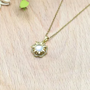 Goldfarbene Sonnen-Halskette mit funkelnden Zirkonia-Steinen, elegante Modeschmuck.
