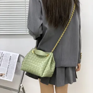 Sac seau en cuir tressé fait main avec élégante chaîne dorée, sac à main tendance et polyvalent.