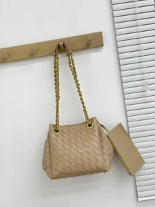 Sac à bandoulière en cuir tissé beige avec chaîne dorée sac seau classique élégant