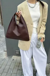 Élégant sac porté épaule triangulaire en cuir marron foncé pour femme, sac fourre-tout chic.