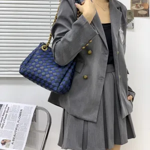 Sac à bandoulière en cuir tissé à la main avec chaîne dorée, design élégant pour les femmes.
