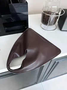 Sac cabas triangulaire en cuir marron foncé, sac à épaule géométrique minimaliste femme.