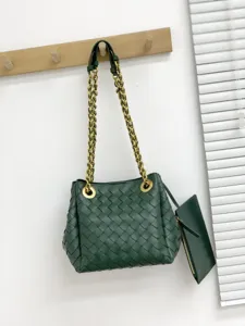 Sac seau tressé en cuir vert avec chaîne dorée épaisse et pochette assortie tendance mode