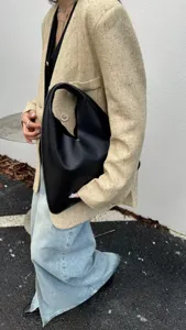 Sac à aisselle triangle en cuir noir classique pour femme, élégant sac à main vintage.