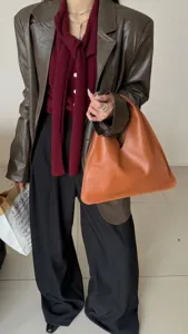 Sac a main triangulaire elegant en cuir marron pour femme style createur sac epaule
