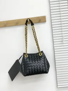 Sac seau en cuir tisse noir avec bandouliere en chaine metallique et petite pochette chic