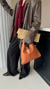 Vue détaillée du sac bandoulière en cuir triangulaire élégant au design et texture premium.