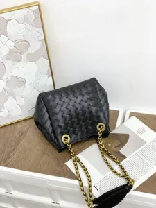 Sac seau en cuir tissé à la main tendance avec chaîne dorée, élégant et polyvalent.