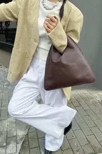Élégant sac à épaule triangulaire minimaliste en cuir, sac à main marron pour femme.