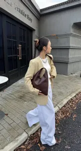 Élégant sac hobo minimaliste en cuir affiché dans un superbe détail de scène urbaine.