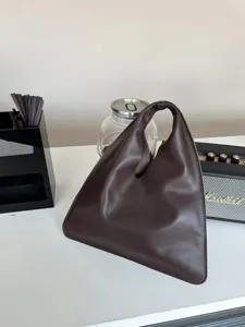 Sac cabas triangle en cuir marron foncé, sac à main géométrique minimaliste femme chic.
