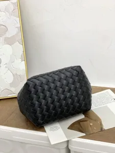 Vue détaillée du sac à main en cuir tressé noir, texture artisanale haut de gamme.