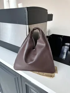 Sac à main triangle en cuir marron véritable style vintage minimaliste vue de détail.