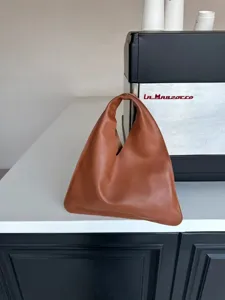 Sac hobo triangulaire minimaliste en cuir marron sac a main vintage sous les bras pour femme.