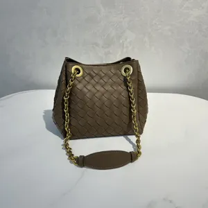 Sac seau en cuir tressé marron avec bandoulière chaîne en métal, sac à main tendance chic.