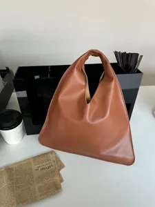 Sac cabas triangle en cuir marron, sac à main géométrique minimaliste, sac épaule rétro.