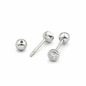 Detalle de pendiente de botón de plata S925 con circón engastado en bisel elegante