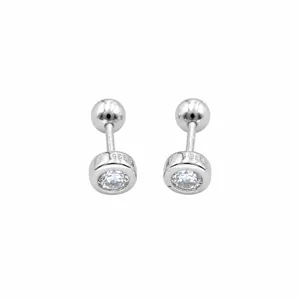 Vista detallada de pendientes de plata 925 con circonitas en engaste de bisel y cierre de bola