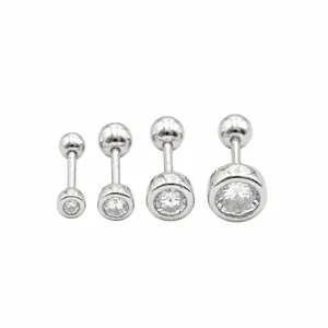 Vista detallada de cuatro tamaños diferentes de pendientes de plata 925 y circonita