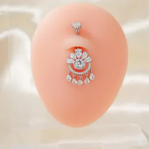 Bauchnabelpiercing mit vollem Zirkon-Wassertropfen-Anhänger auf Silikonmodell gezeigt
