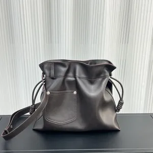 Bolso cubo de cuero suave marrón oscuro con cordón, bolso de hombro versátil y elegante.
